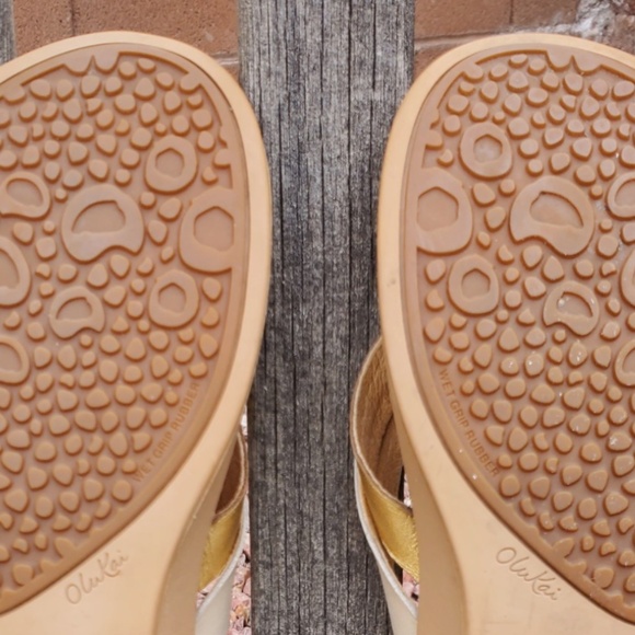 Olukai KAEKAE Slip On Leather Sandals Womens Size 11 Thong Flip Flops Tapa Gold - Picture 10 of 11